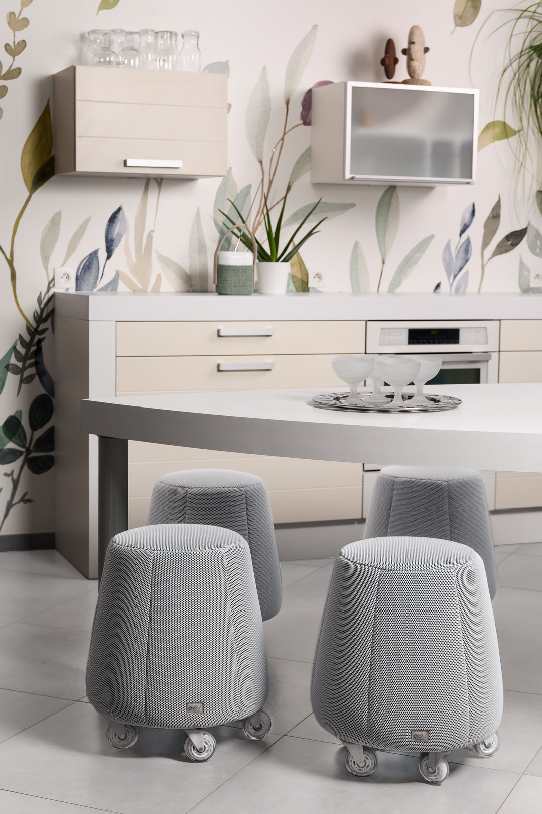 Tabouret ergonomique en résille fine - Blanc sur fond noir