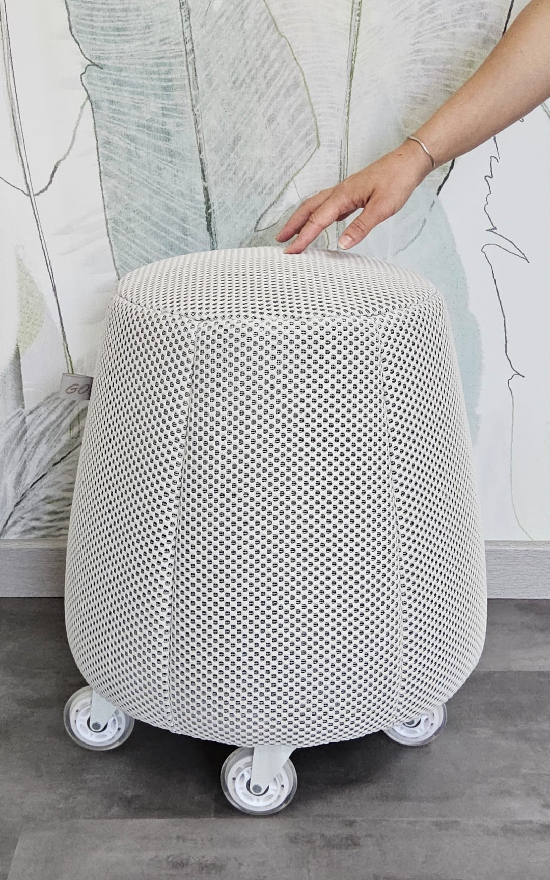 Tabouret ergonomique en résille épaisse - Blanc sur fond noir