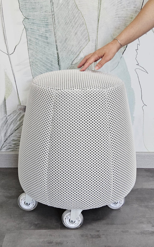 Tabouret ergonomique en résille épaisse - Blanc sur fond noir
